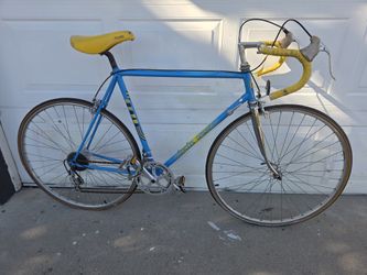 Vintage 1986 Gitanes Champion road bike 
56cm
$100