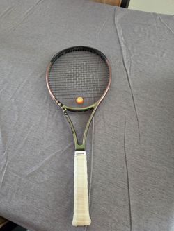 Wilson Blade 98 v8 16x19 grip 3 tennis raquet