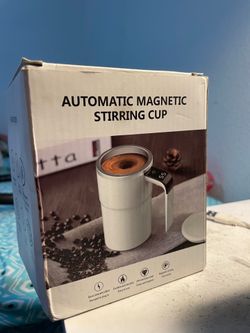 Automatic stirring cup