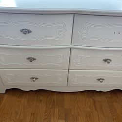 Full Bed Size With Dresser/mattress 