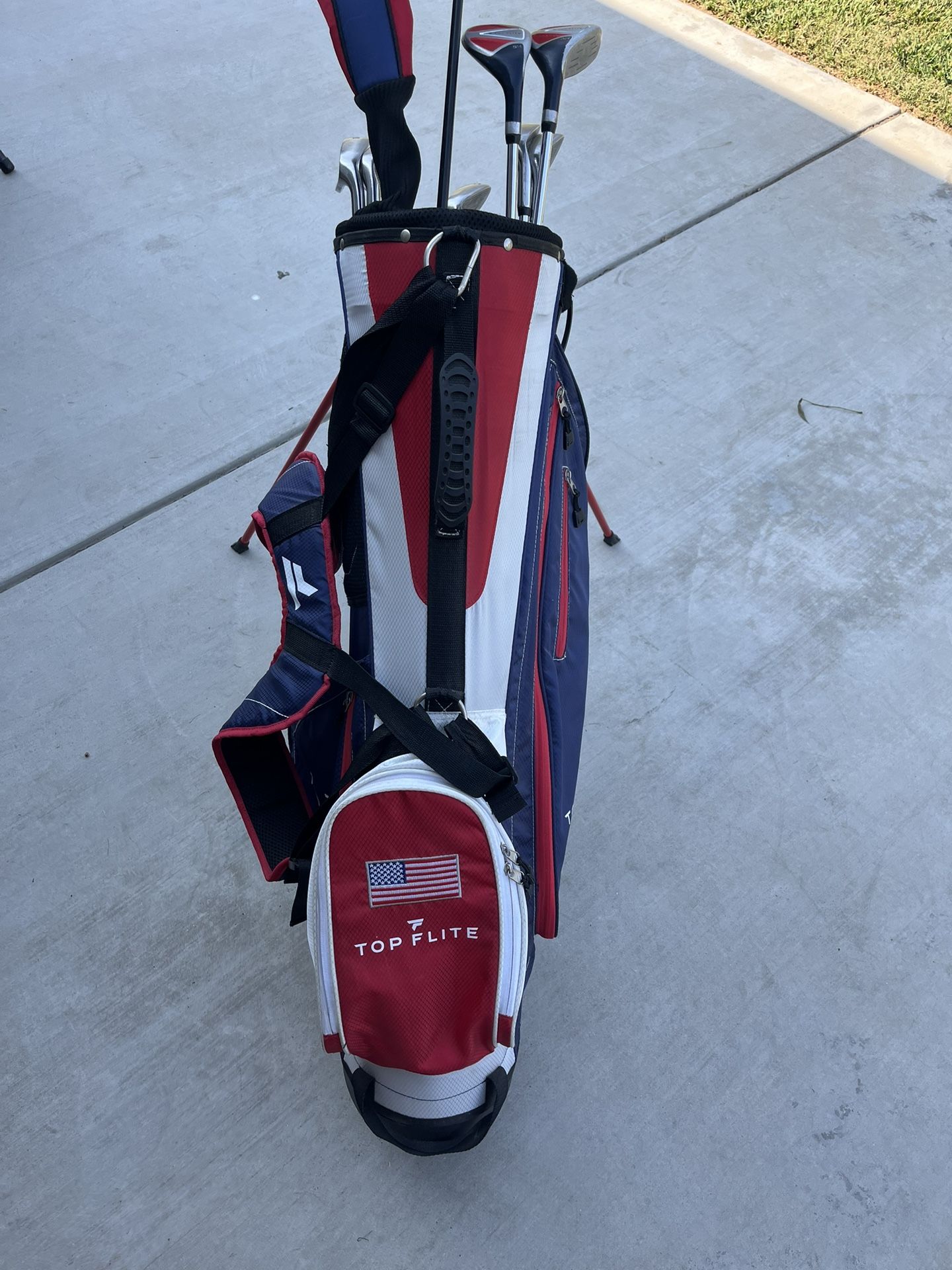 Top flight set 6-PW, 3W, 4&5 hybrid with all midsize grips. Hippo driver and Wilson putter. 250 obo