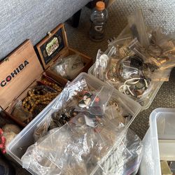 Lot of costume jewelry 5$ piece or 200 all