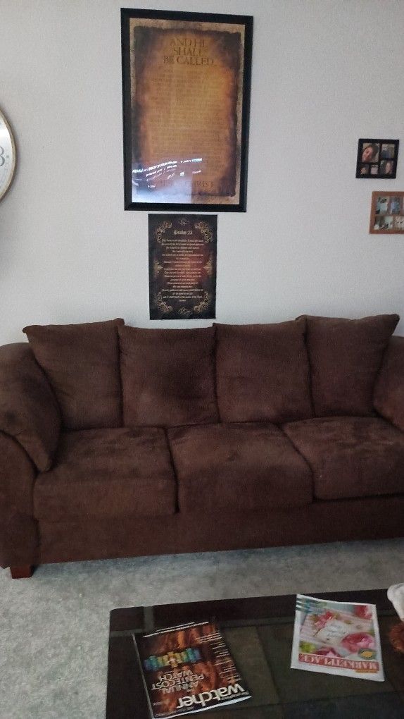 Excellent Condition Sofa And Loveseat 