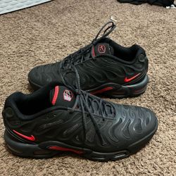 Nike Air Max Plus Drift Black/Dark Smoke Gray/ University Red
