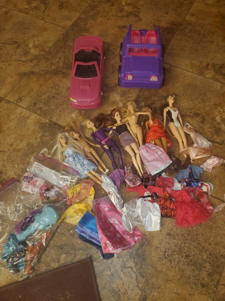 Barbies With Clothes And Cars