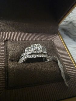 Size 8 Engagement Ring And Wedding Band Set