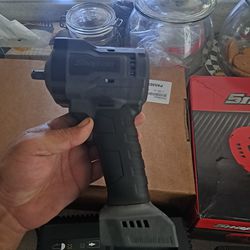 Snap on 18 V 3/8" Drive MonsterLithium Stubby Cordless Impact Wrench Kit charger and 2 batteries