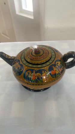 Lacquer teapot hand-painted paper-mache figures in traditional Russian historical fables with certificate by the painter