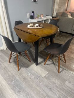 Beautiful Solid Wood Table and 4 Chairs — Excellent Condition