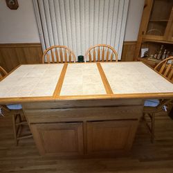 Kitchen Island with chairs