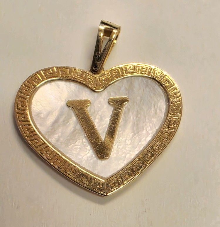 💕18k Gold V Initial Mother Of Pearl Pendant
