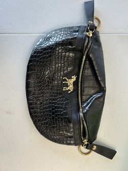 🖤 Stylish Black Crocodile-Embossed Handbag with Gold Accents!