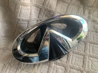 INFINITI QX80 FRONT GRILLE EMBLEM
