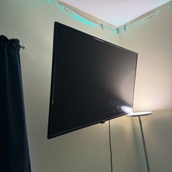 43 Inches Roku Tv (comes With Mount)
