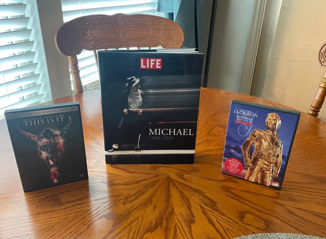 🎤 Michael Jackson Collectors Bundle - $20 (Firm) Genuine • Excellent Condition • Smoke-Free Home $20