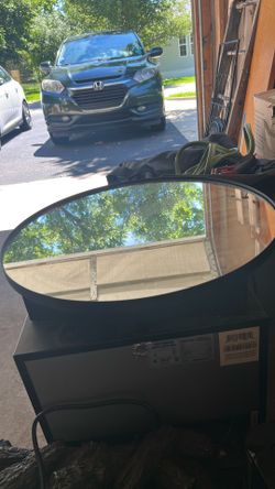 Round mirror with storage