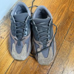Yeezy Boost 700 Mauve 