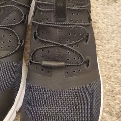 Women shoes UnderArmour size 9.5