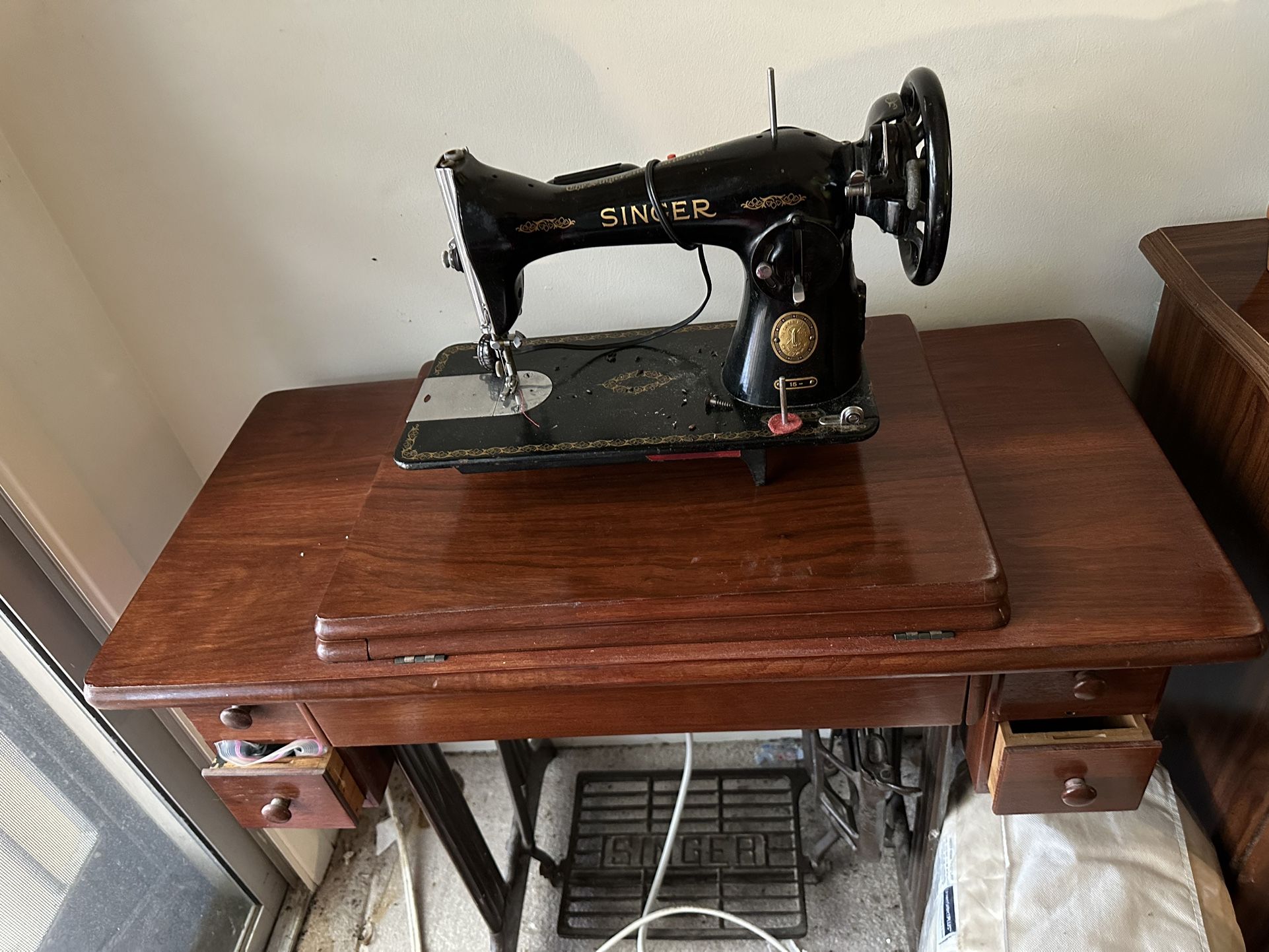 Singer Antique Sowing Machine And Table