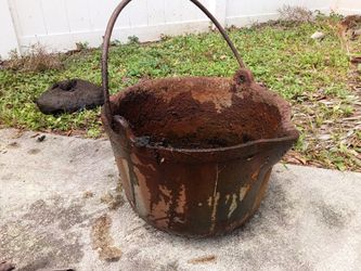 Cast iron melting pot