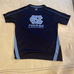 I champion men’s size large, North Carolina Tar Heels, dry, fit, material T-shirt in excellent shape