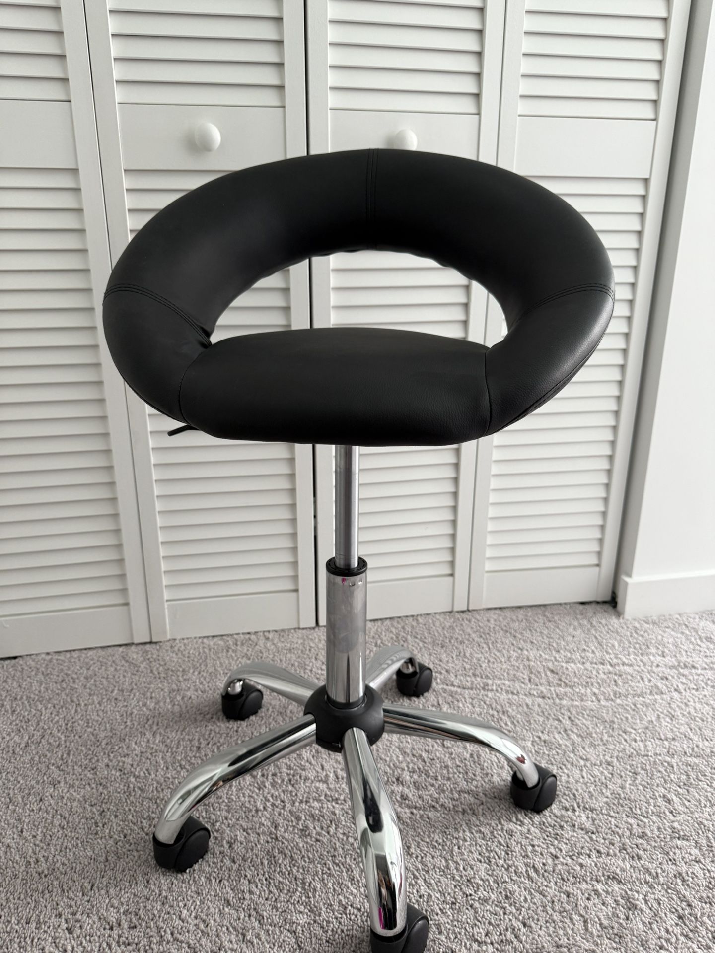 Modern Swivel Chair with Wheels – Like New