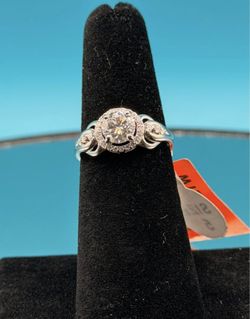 #- 156 Beautiful round-cut moissanite ring. Size 5