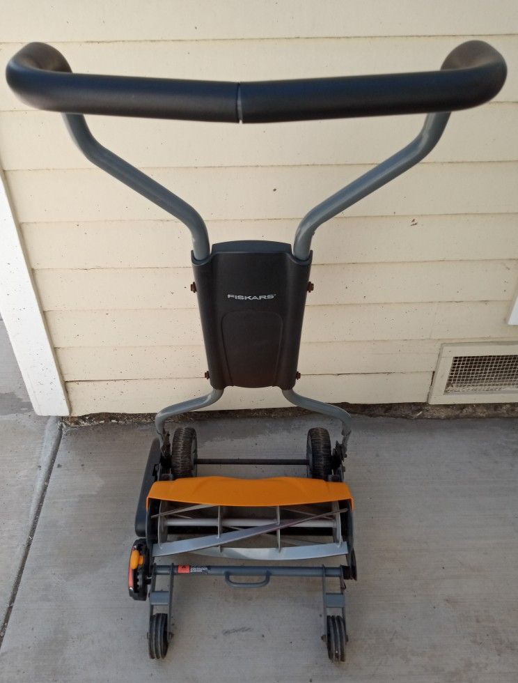 Fiskars Manual Push Lawn Mower