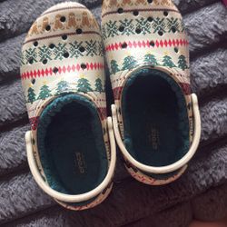 LINED CROCS NEVER WORN.size J1