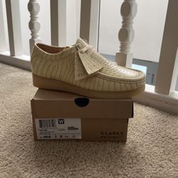 Clark Wallabees Size 5 Men’s
