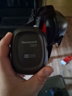 Honeywell noise canceling headphones (NEVER USED)