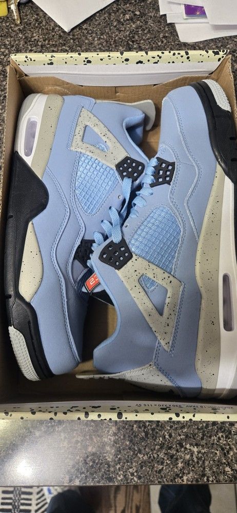 Jordans 4 UNC Size 11