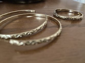 Set of 2 gold hoop earrings