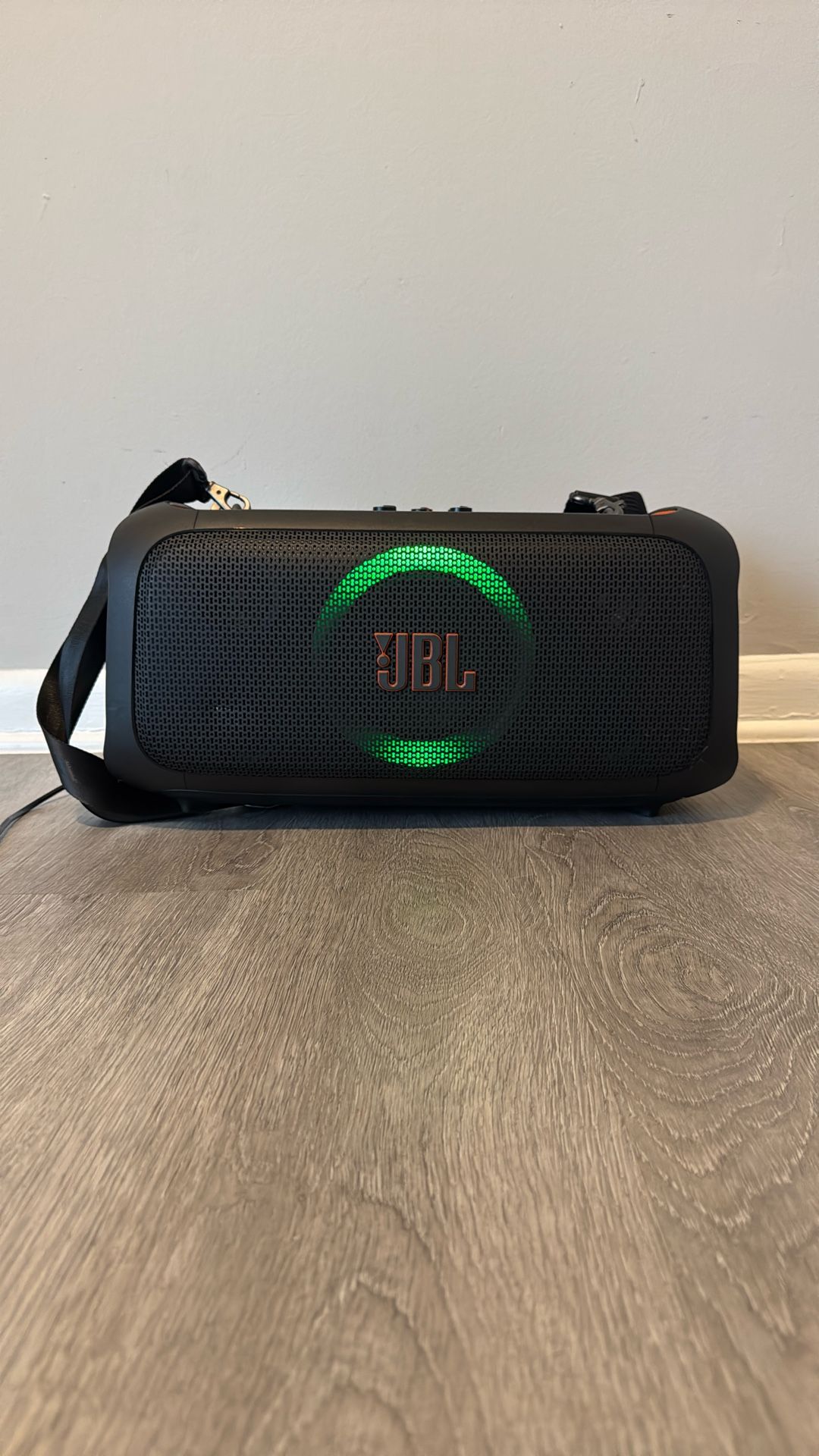 JBL PartyBox On-The-Go Essential - Portable Party Speaker with Built-in Lights and Wireless mic, Amazing Pro Sound, IPX4 splashproof Protection, 6 Hou