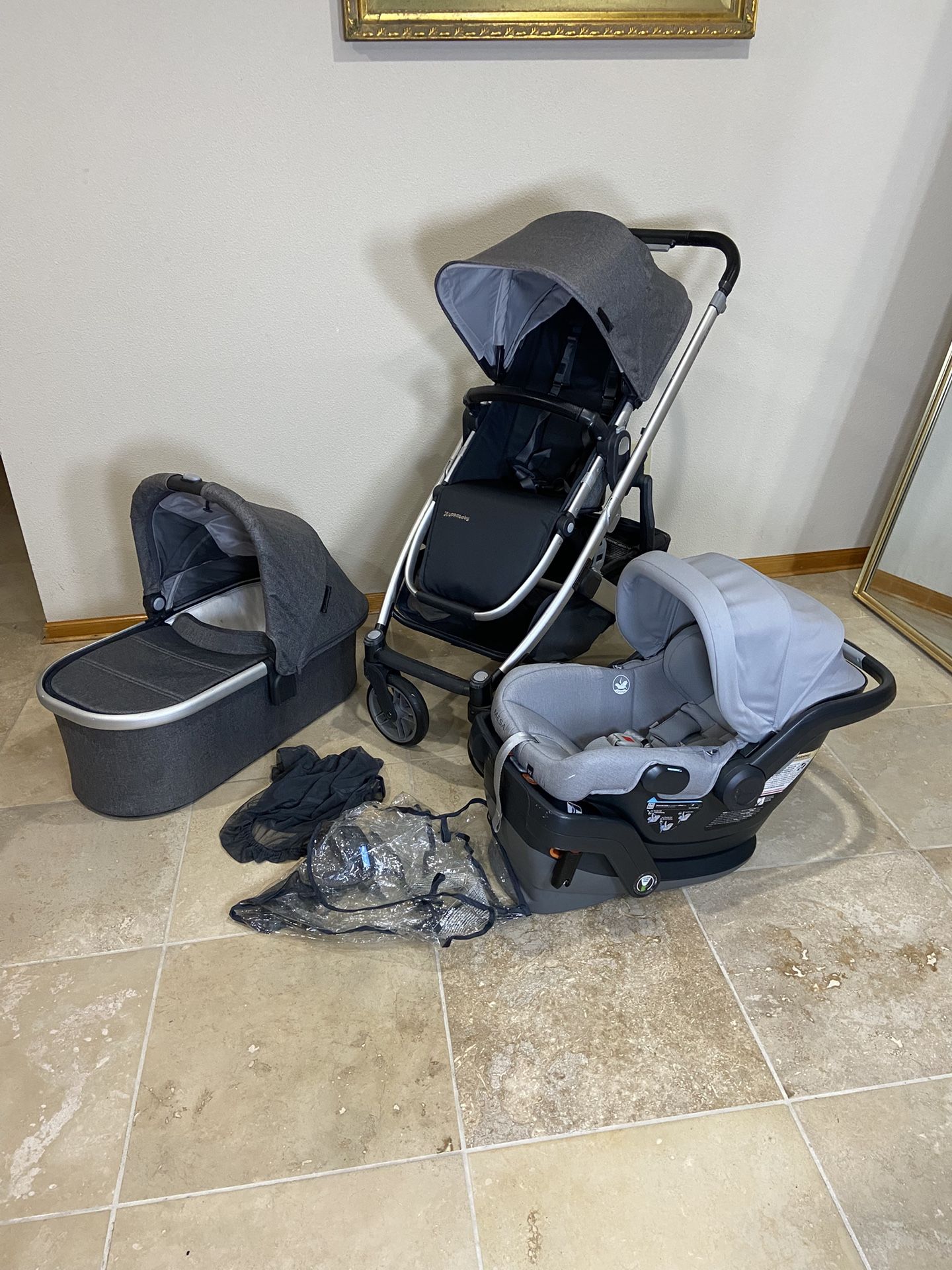 Uppababy Cruz V2 Stroller with Bassinet and Car Seat Grey