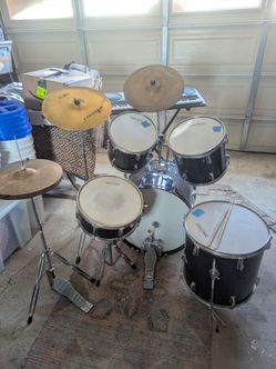 Paramount Drum Set