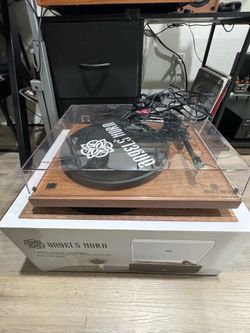 Angles horn vinyl record player