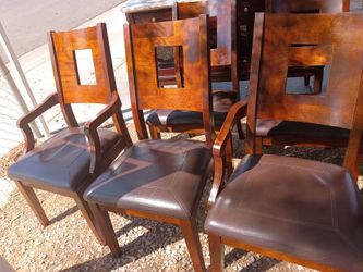 Very nice dinner table w/ china hutch/6 chairs