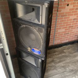 2 Yamaha Speakers And QSC Amp