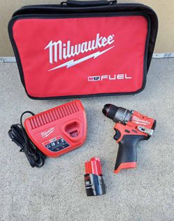 Milwaukee FUEL 12V Hammer Drill KIT