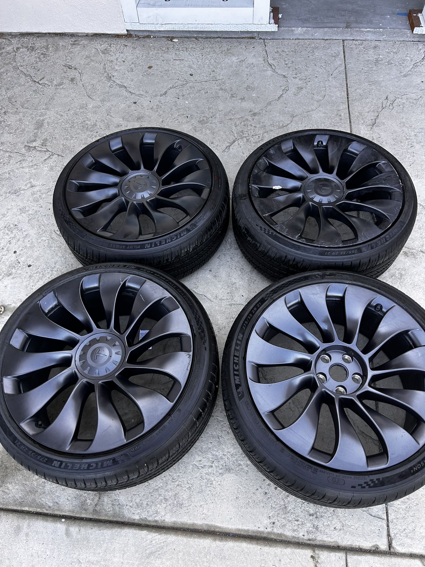 Tesla model Y Wheel And Tires !!READ DESCRIPTION!!