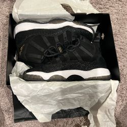 JORDAN 11 RETRO HEIRESS BLK STINGRAY SIZE 5Y USED