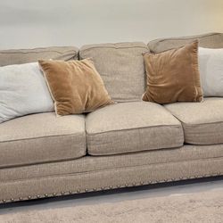 SELLING SOFA AND LOVESEAT 