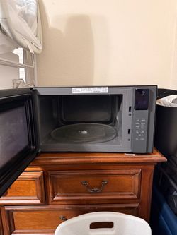 Countertop Microwave with Sensor Cook