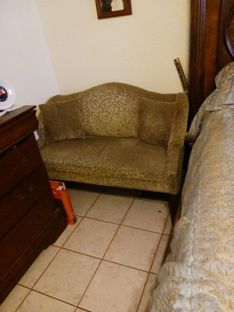 Love Seat Chico Antiguo