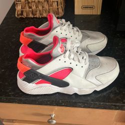 Nike Air Hurache Size 9 1/2 