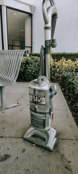 Shark Navigator Lift-Away Deluxe Vacuum