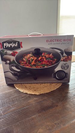 Electric wok with vented glass lid