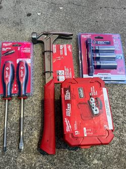 Milwaukee Tool Bundle – Hammer, Screwdrivers, Hole Saw Kit & screwdrivers