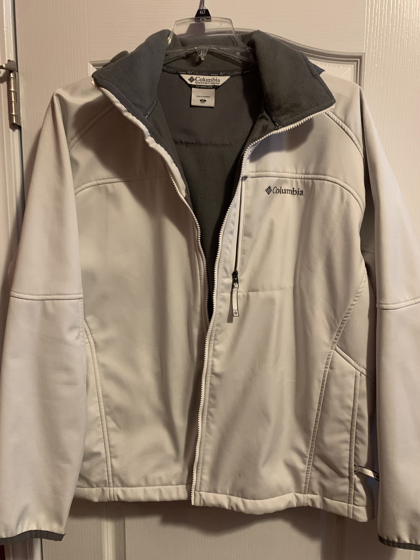 Men’s Columbia Brand Size XL Zippered Jacket W/ Water Repellent Coating, Removable Snap Hood, Soft Warm Lining